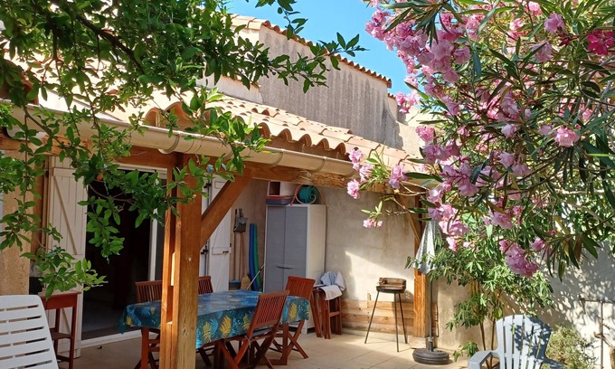 Gruissan Villa | Villa with covered terrace and garden.