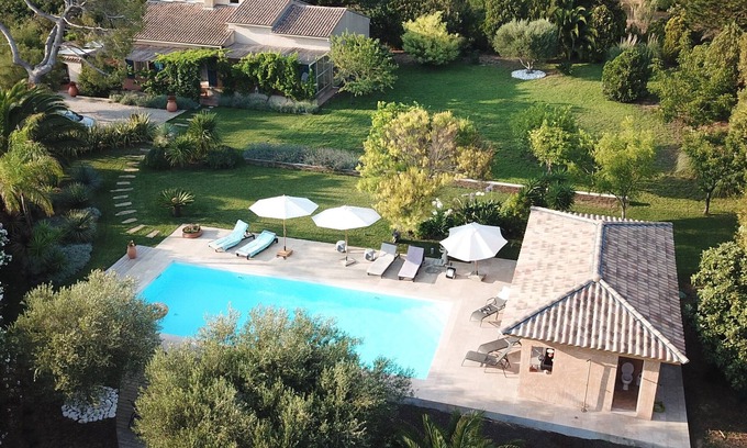 Le Brusc House | Villa with large pool, in landscaped garden, at walking distance from the beach