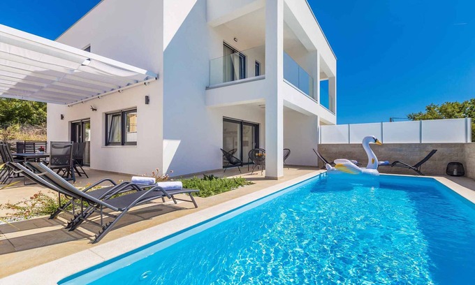 Linardici Villa | Villa with modern pool