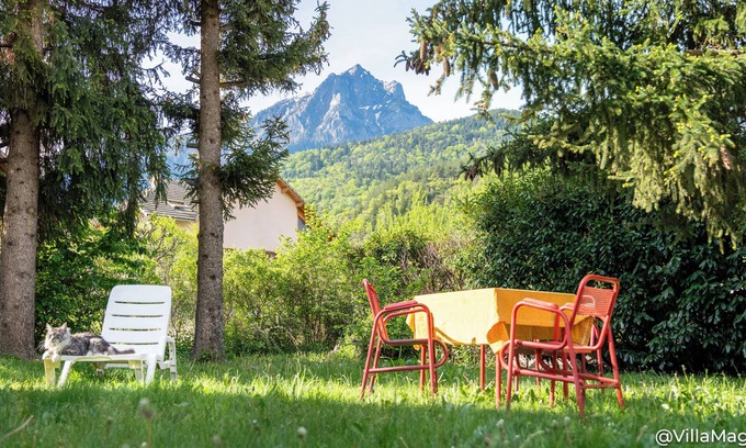 Savines-le-Lac House | Villa with outbuildings close to the lake and shops.