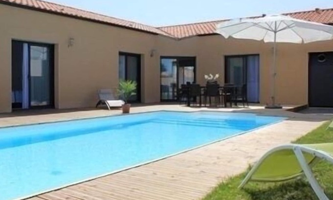 Brem Sur Mer Villa | Villa with private heated pool