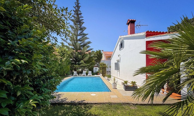 Corroios Villa | Villa with private pool & enchanting garden | beach & golf 5mins | Lisbon 20mins