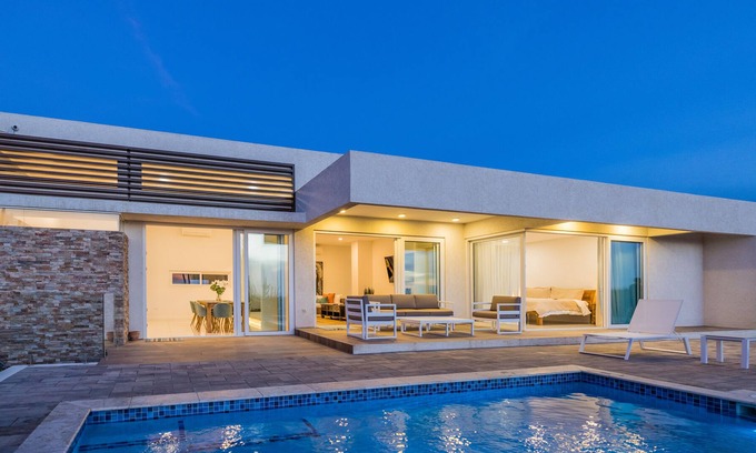 Alto Vista House | Villa with private pool, minutes from Palm Beach!