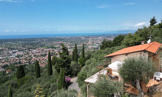 Pietrasanta Villa | Villa with sea view for 6 people