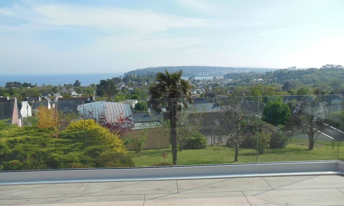 Crozon Villa | Villa with sea view on large garden in the center of Crozon