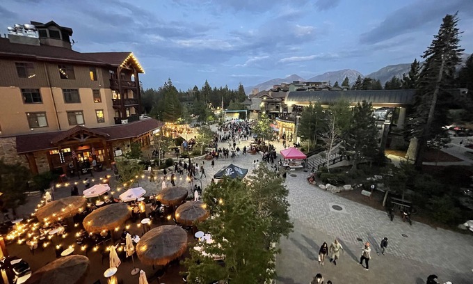 Mammoth Lakes Resort | Village Center Stage Premium 3Bedroom - 3Bath Suite - Overlooking Gondola Square