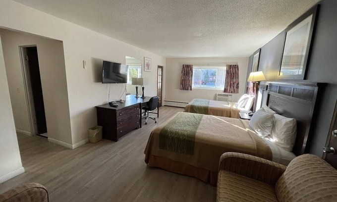 Green Bay Hotel | Village Inn