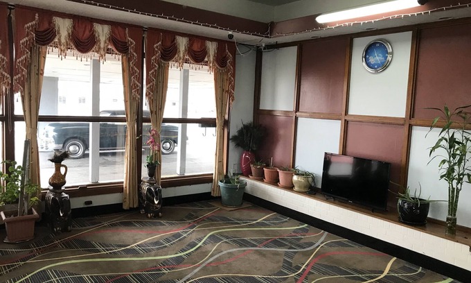 Salina Hotel | Village Inn