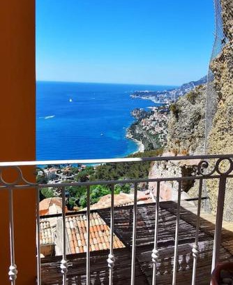 Old Town Apartment | Village Médiévale, superbe appartement vu mer et Monaco