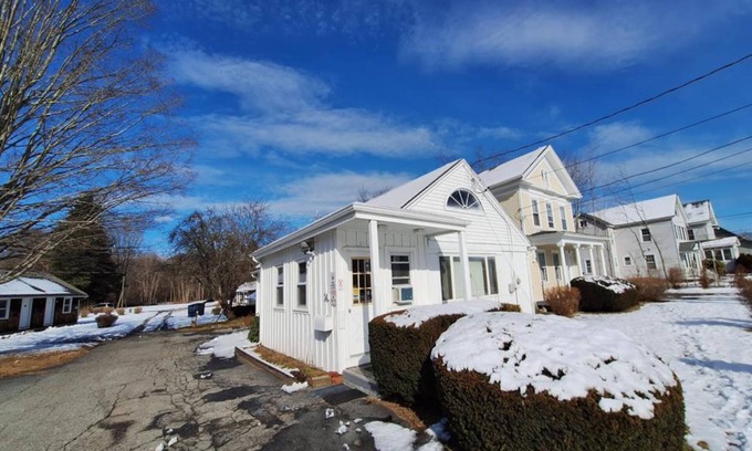 Clinton Hotel | Village Motel By OYO Clinton