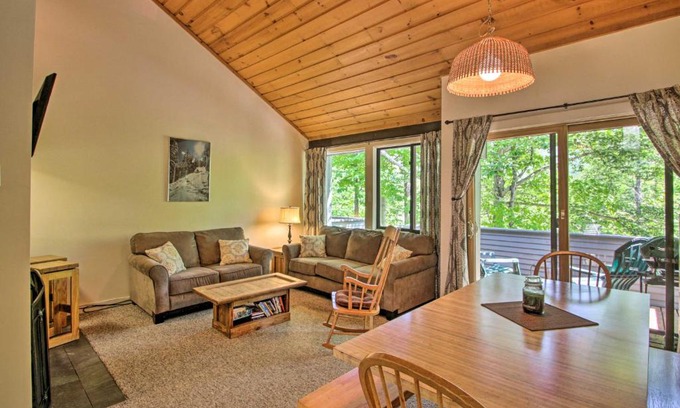 Lincoln Apartment | Village of Loon Mtn Condo with Fireplace and Balcony!