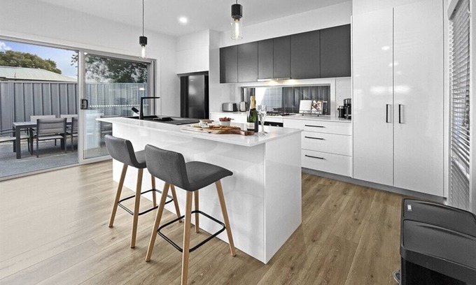 Shellharbour House | Village Seaside Retreat - Modern, Walk to Beach