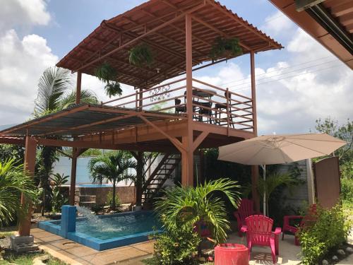 Uvita House | Villas Ela en Bahía Ballena,Uvita Hermosas habitaciones privadas grandes, piscina, cocina, jacuzzi, aire acondicionado, tv y baño privado