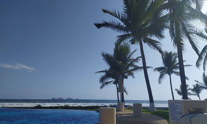 Barra de Potosi Villa | Villas Playa Blanca Zihuatanejo Guerrero Mexico hermosa villa sobre la playa