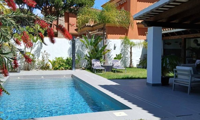 Los Gallos-Cerromolino Ski Chalet | Villazul. Villa with pool 400 meters from the beach