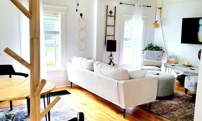 Amherst House | VIN'S Place (Amherst /Oberlin) The Downtowner