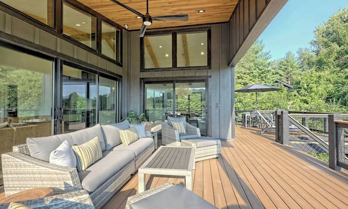 Hayesville House | Vineyard House "Casa Tra Le Vigne" - by Chatuge Home Concierge Lake access, firepit, ping pong