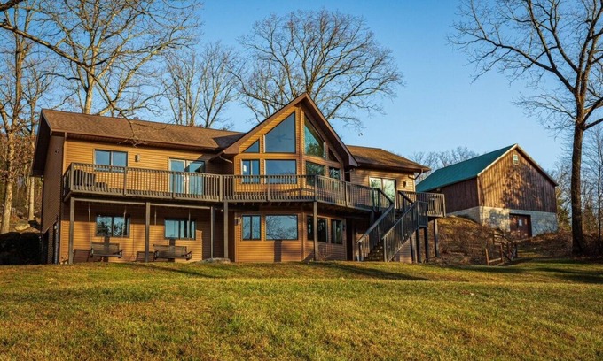Stroudsburg Cabin | Vineyard w/mountain views - minutes to ski and waterparks