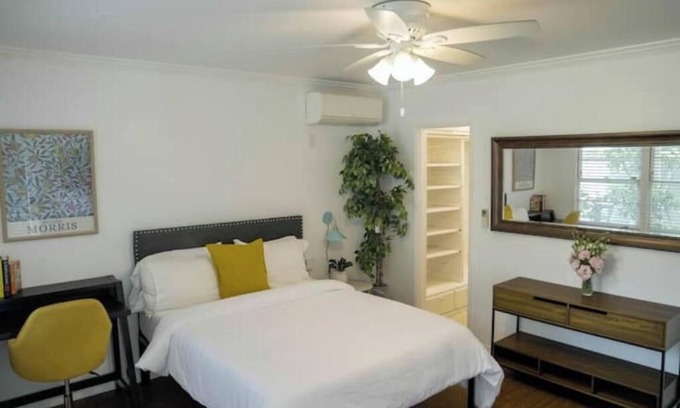 North of Wilshire Apartment | Vintage and Cozy Studio in Santa Monica - B
