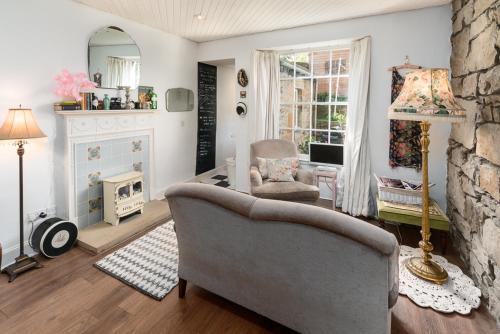 Bonnington Apartment | VINTAGE apt, pvt GARDEN, wifi, NEW TOWN