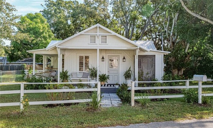 Vero Beach Cottage | Vintage Beach Cottage with Cozy Vibes and cute Separate Casita. Pet Friendly!