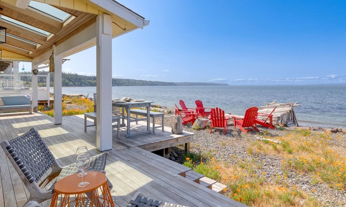 Coupeville House | Vintage Beach House - Beachfront Cottage