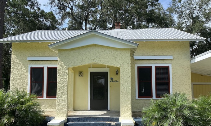 Palatka House | Vintage Bungalow on Private lot 5 mins St Johns River