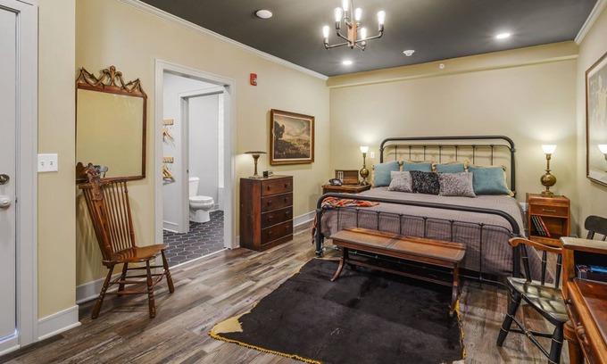 Parkville Apartment | ✰Vintage Charm✰ King Bed & Great Bath✰Main Street