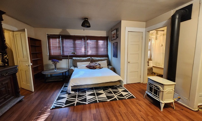 Old North Davis Cottage | Vintage Cottage in Downtown Davis