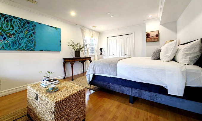 Fleetwood House | Vintage Duplex Art Retreat