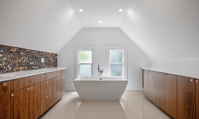 South Perry District House | Vintage Elegance, Prime Location - Perry District Gem from 1905.