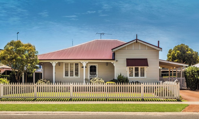 Busselton House | Vintage home, close to the beach and township. Walk everywhere.