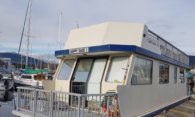 Lower Lonsdale Boat Rental | Vintage Houseboat moored in spectacular Marina nearby Seabus in North Vancouver