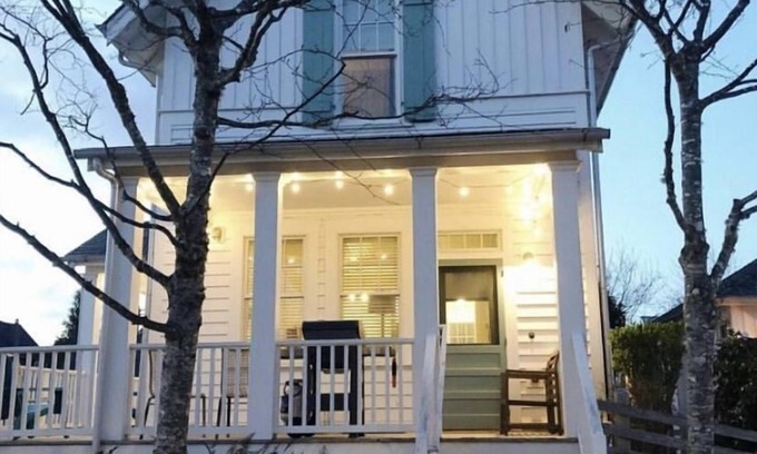 Seabrook House | Vintage-inspired cottage in Seabrook, sleeps 7
