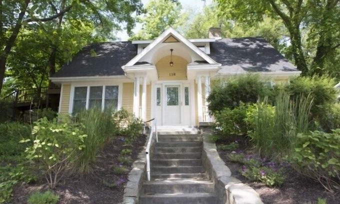 Michigan City Cottage | Vintage Lake Michigan Beach Cottage: 4br+loft,3ba-Sleeps 17