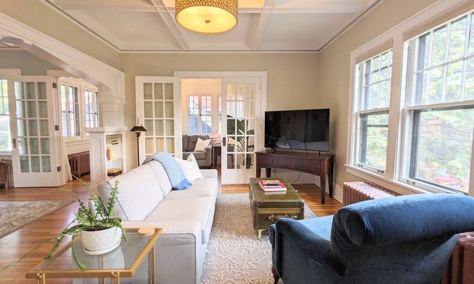 Union Park Apartment | Vintage modern craftsman charmer - upper level duplex close to everything