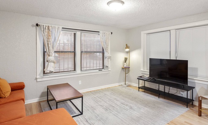 South Hyde Park Apartment | Vintage MW 1BR with Full Kitchen by Zencity