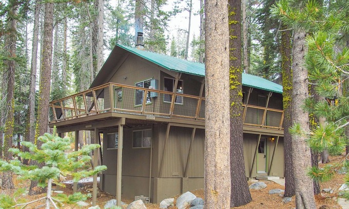 Soda Springs Ski Chalet | Vintage Pines Chalet: Cozy 3-bedroom home in lovely Soda Springs