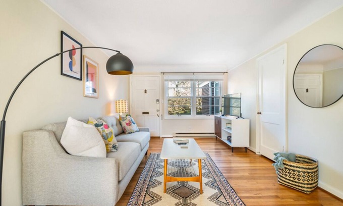 Richmond Apartment | Vintage Portland Apartment in the Heart of SE w/On-Site Laundry!