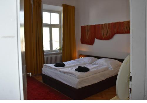 Funfhaus House | vintage private rooms - ONLY for LGBTQIA, women and Allies