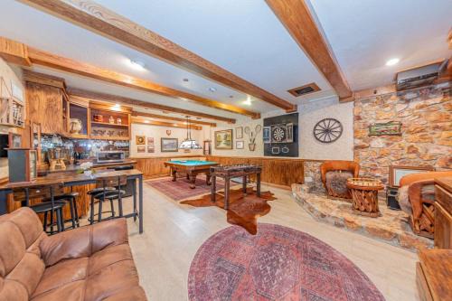 Oakhurst Apartment | Vintage Sunset Villa by Bass Lake 17 miles from Yosemite National Park