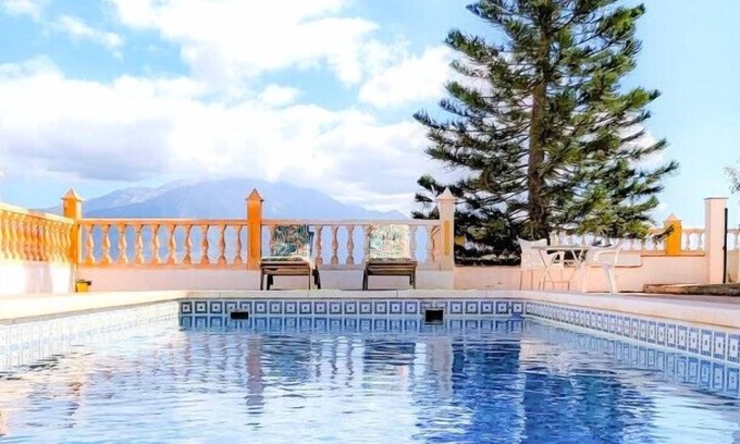 Vinuela Ski Chalet | VIÑUELA VILLA WITH POOL AND LAKE VIEWS BY HOMING