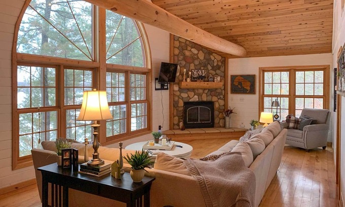 Webster Cabin | Viola Lakefront Escape w/3 Kayaks & Paddle Board