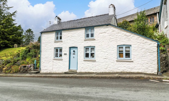 Llangammarch Wells Cottage | VIOLET COTTAGE, pet friendly, character holiday cottage in Beulah