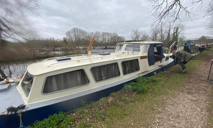 Woking Boat Rental | Vios. Historic Dutch Barge. River Ŵey. Surrey. UK