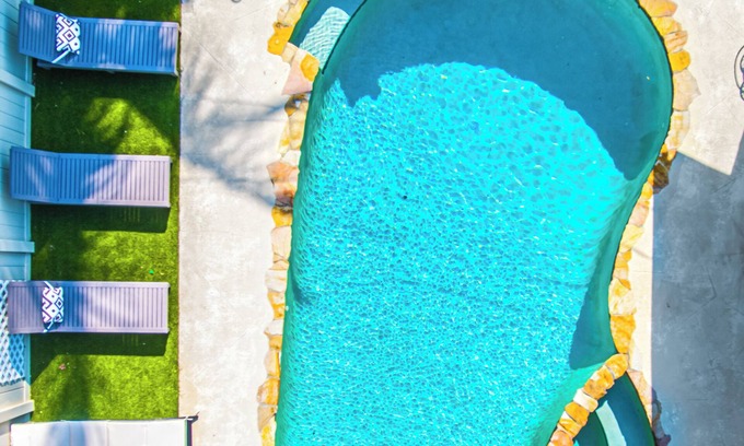 Tropic Palms House | VIP Pristine Luxury- Jacuzzi & Pool House Right By the Beach