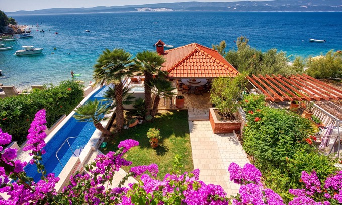 Ruskamen Villa | VIP Villa Lady- pool and jacuzzi on the beach