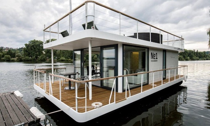 Smichov Boat Rental | VIPliving Houseboat