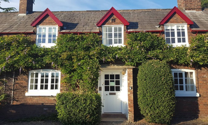 Rostherne Cottage | Virginia Cottage by Tatton Stays - Pet Friendly