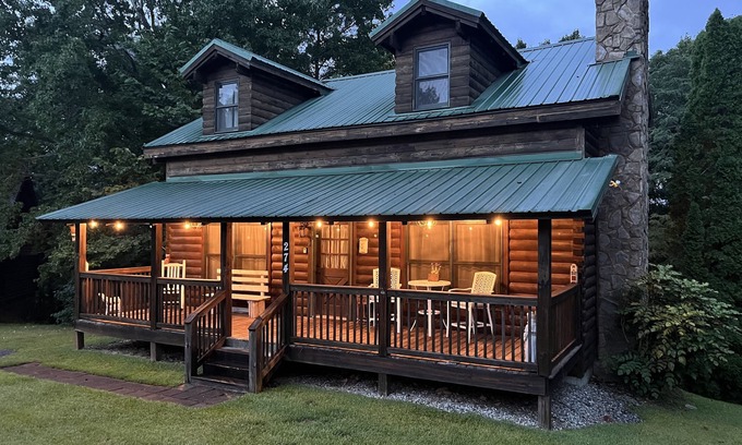 Pine Mountain Cabin | Visit Callaway's Pumpkins and Fantasy in Lights with us at Rustic Star!